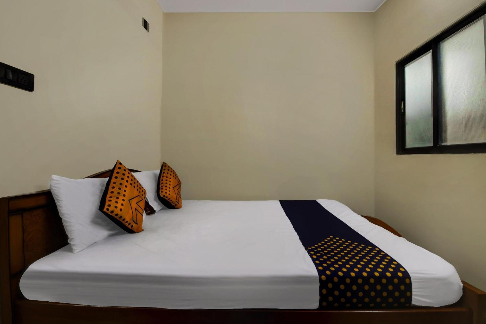 Spot On 73621 Srinivasa Boarding And Lodging Jālahalli Exterior foto