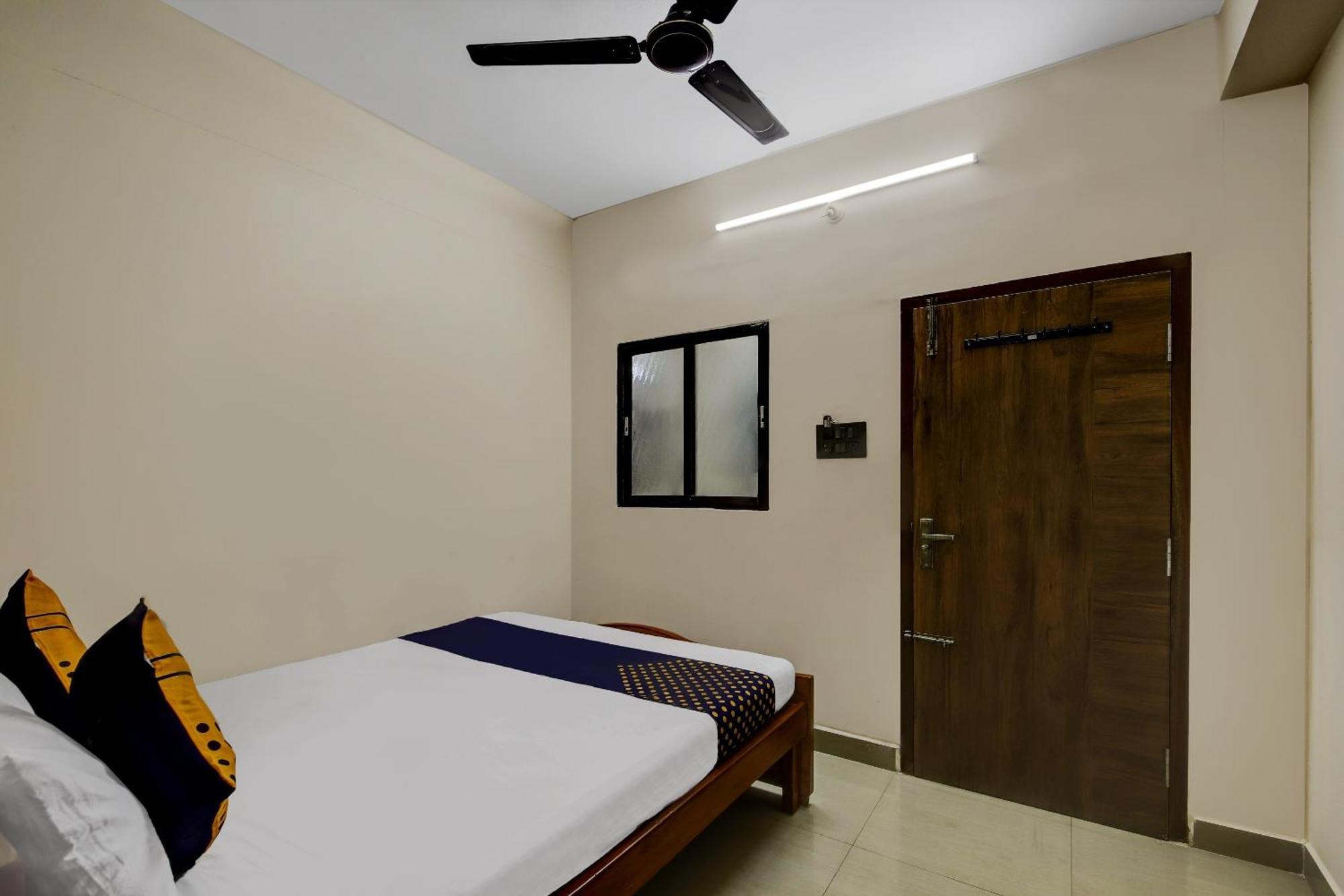 Spot On 73621 Srinivasa Boarding And Lodging Jālahalli Exterior foto