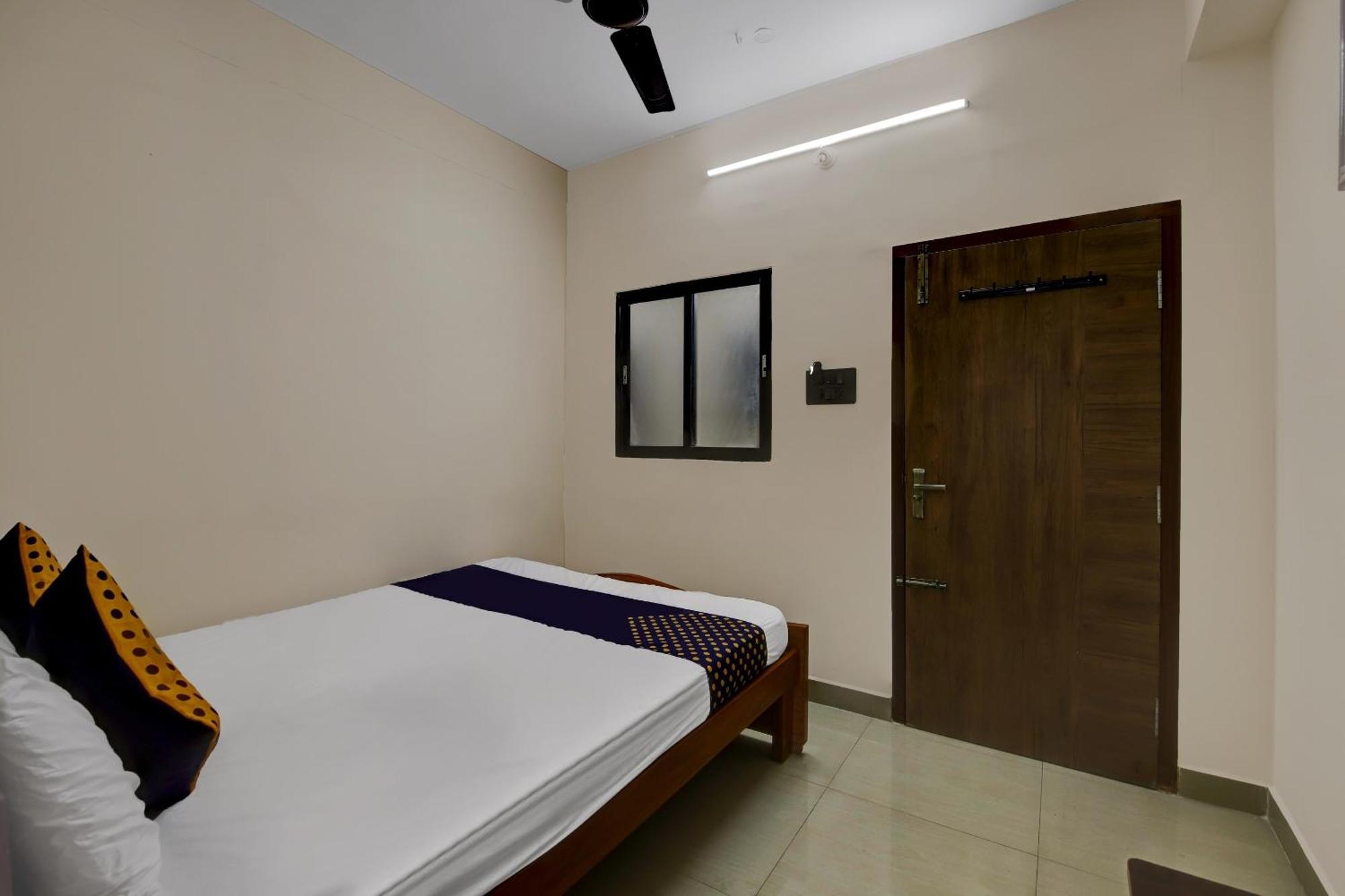 Spot On 73621 Srinivasa Boarding And Lodging Jālahalli Exterior foto