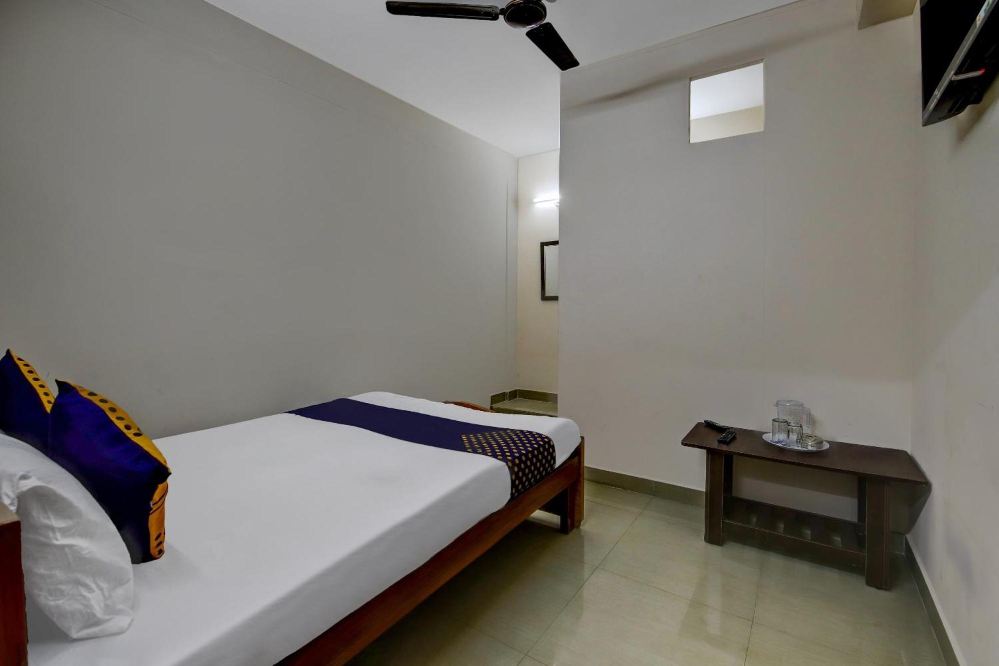 Spot On 73621 Srinivasa Boarding And Lodging Jālahalli Exterior foto