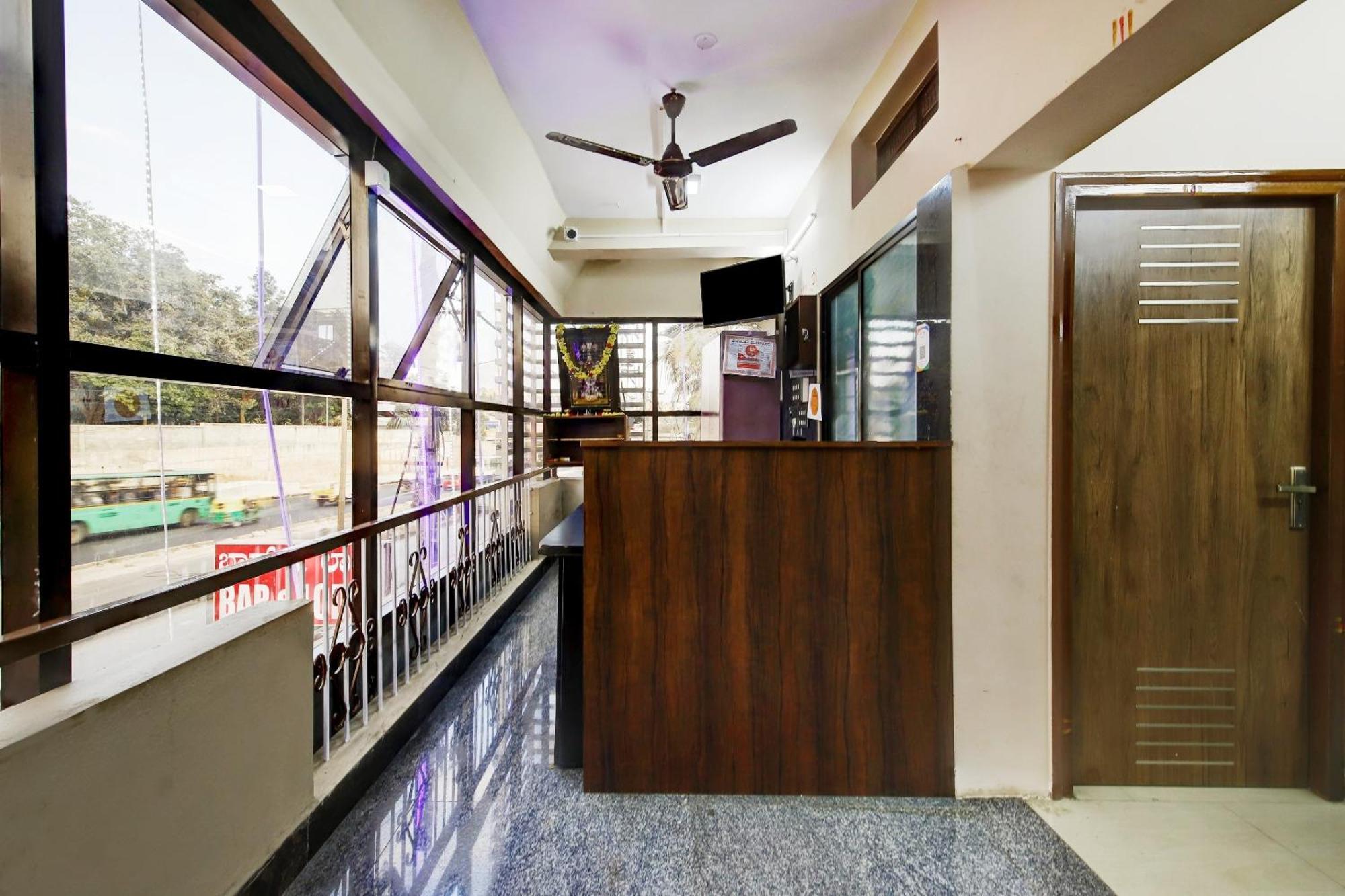 Spot On 73621 Srinivasa Boarding And Lodging Jālahalli Exterior foto